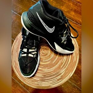 NIKE KYRIE FLYTRAP 6 - Men’s Sz 9.5